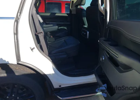 2023 Ford Expedition Xlt z USA, uszkodzony, nr VIN 1FMJU1H87PEA13748